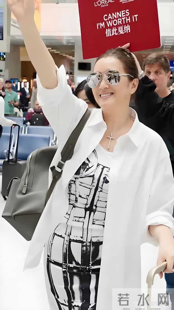 59岁巩俐回国出席活动,看了她的生图,才知道77岁法国老公没说谎