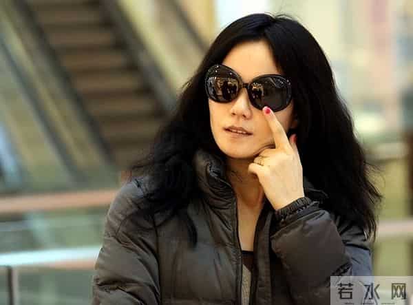 海哈金喜离婚后晒女儿！3岁夏夏哄妈妈开心，新家一地玩具显拥挤