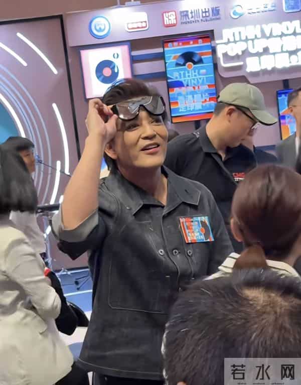 香港知名男星近况曝光！出席活动眼睛浮肿，面部僵硬被指整容过度