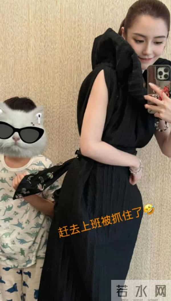 黄晓明带儿子参加生日宴!小海绵被奶奶搂在怀中,8岁大长腿随妈