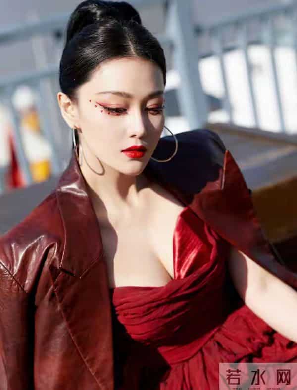 张馨予——烈焰红唇,火辣身材,性感黑丝