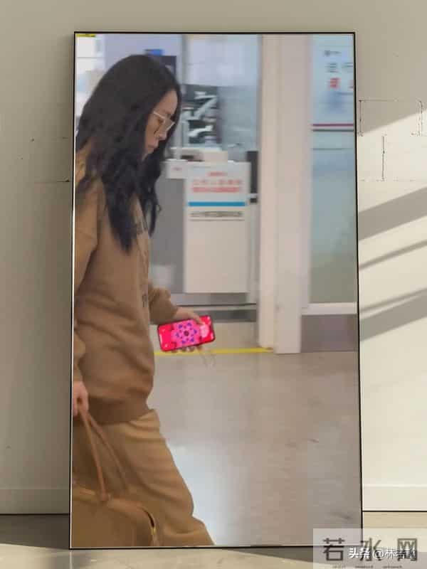 57岁那英，现身长沙机场被偶遇，一身休闲装扮，松弛感十足！