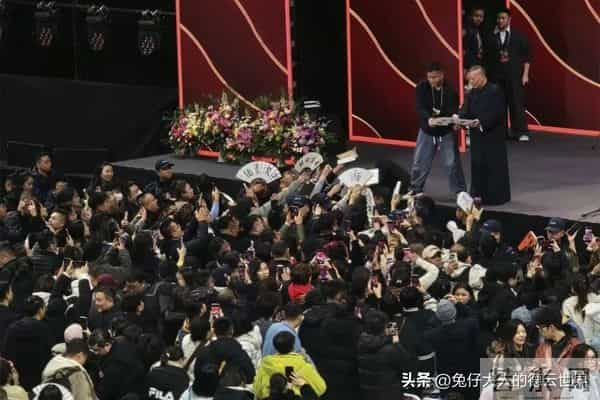 郭德纲武汉演话剧，月初回国，一直没闲着，说相声、唱戏忙不停