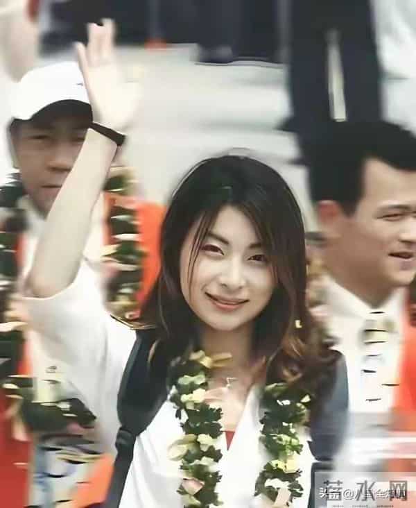 当年郭晶晶夺冠后是这样子访港的,难怪霍家大公子挪不开眼睛了