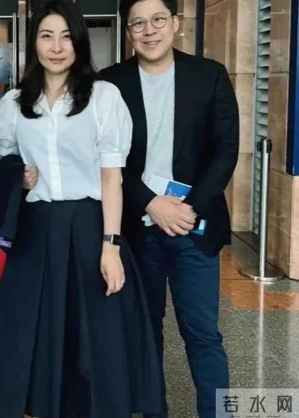 这一夜,露肩装的那英,深V领的朱珠,都输给了全裹出镜的郭晶晶