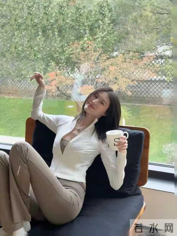 维密超模果然不一般,刚生完孩子首现身,这身材简直太好了