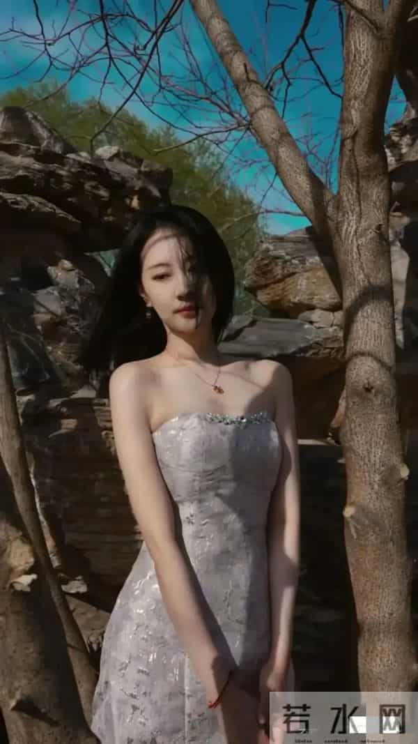 她不愿意被潜规则，出道20年零绯闻，典型的戏红人不红