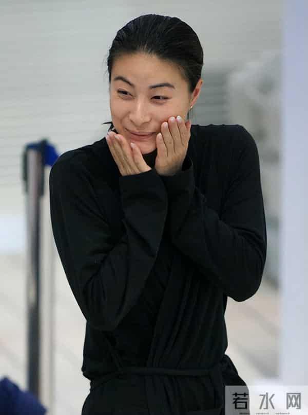 这一夜,露肩装的那英,深V领的朱珠,都输给了全裹出镜的郭晶晶