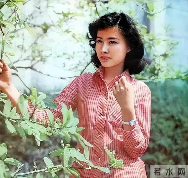 她一嫁演员祝延平,再嫁杜淳老爸杜志国,如今却与儿子相依为命