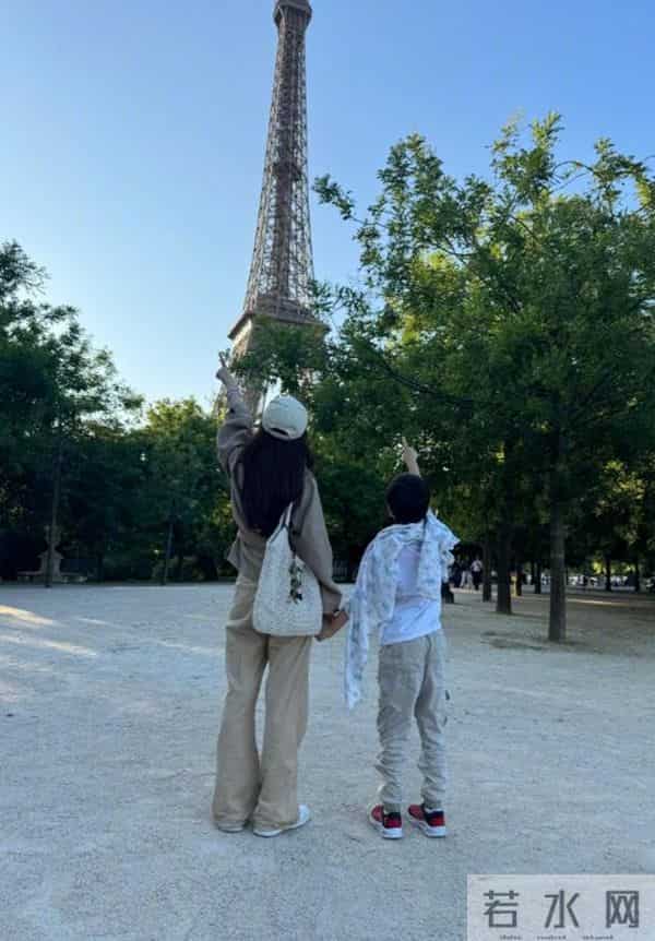 黄晓明带儿子参加生日宴!小海绵被奶奶搂在怀中,8岁大长腿随妈