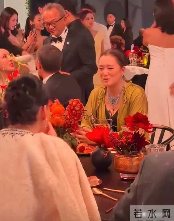 巩俐晚宴惊现银发苍苍,跨国婚姻难掩遗憾,昔日美人何处寻?