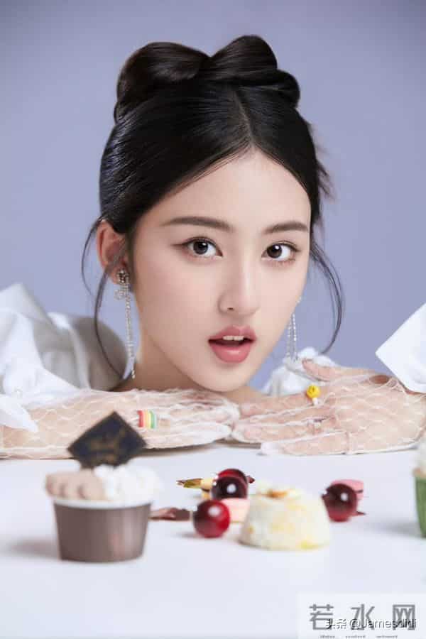 美人胚子 张婉儿 且自带仙气的 妈生脸 精致五官如小巧琼鼻 标志性梨涡