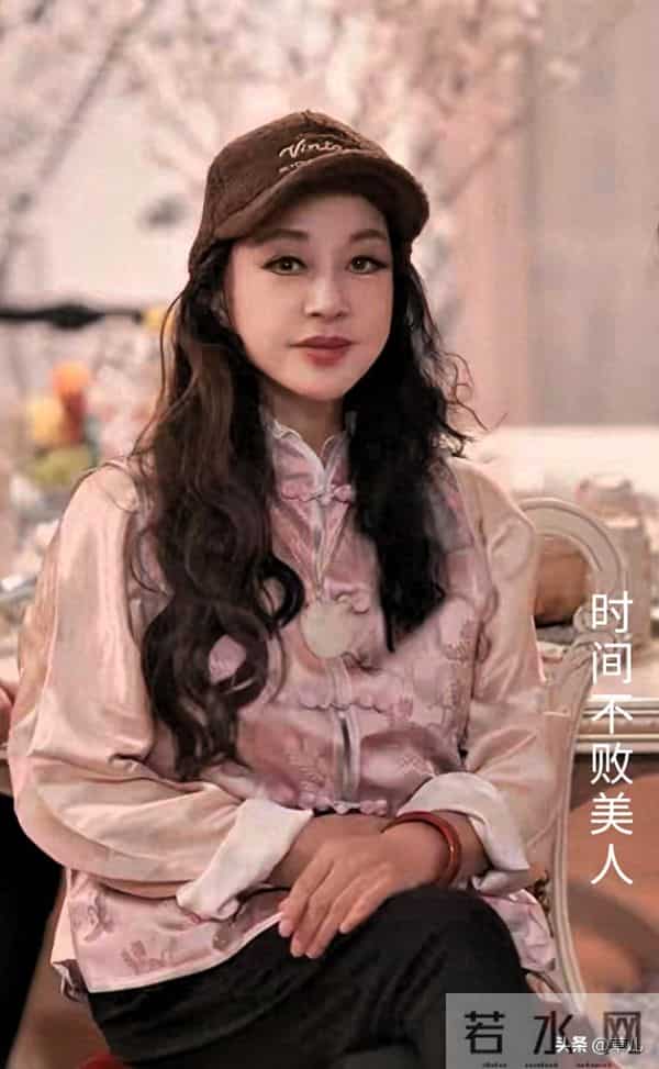 75岁刘晓庆扮嫩大获好评-网友直夸这也太年轻了，就像45岁