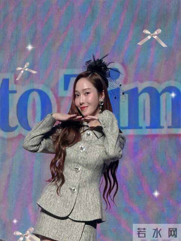 郑秀妍最新照大胆的肉色丝袜银色高跟鞋依旧宝刀不老