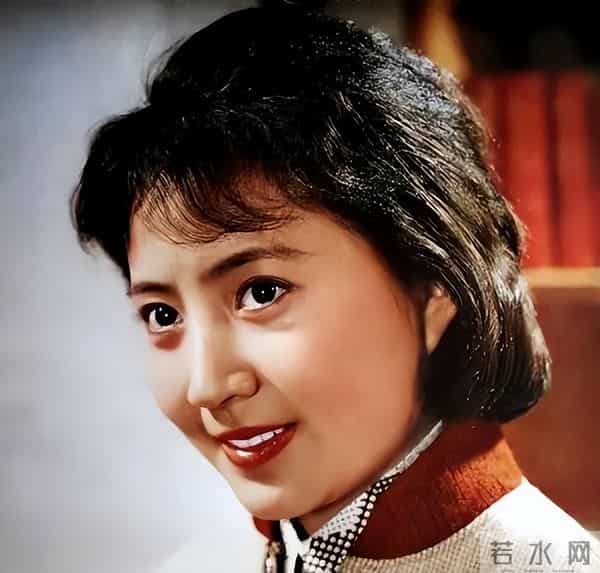 她一嫁演员祝延平,再嫁杜淳老爸杜志国,如今却与儿子相依为命