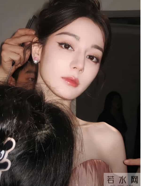 钱再多有什么用？33岁迪丽热巴的现状，给所有年轻女性提了个醒