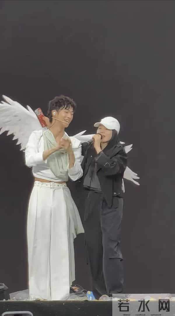 伊能静露馅了 助阵儿子恩利音乐节,又矮又胖还老,脸部臃肿没法看