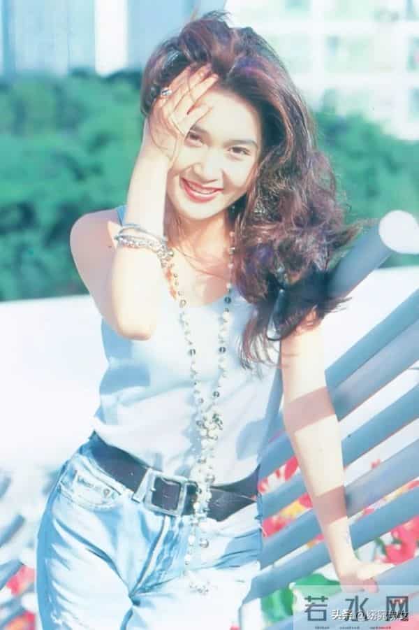 59岁温碧霞现身普陀山,医美脸又硬又僵,穿低胸吊带露半个胳膊