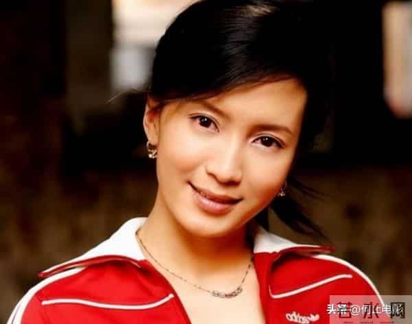 她是实力派演员,父亲截肢母亲瘫痪双双离世,丈夫是她的力量