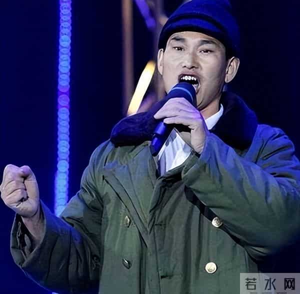 钱再多有什么用?56岁大衣哥真实现状,撕开了草根网红的现实困境