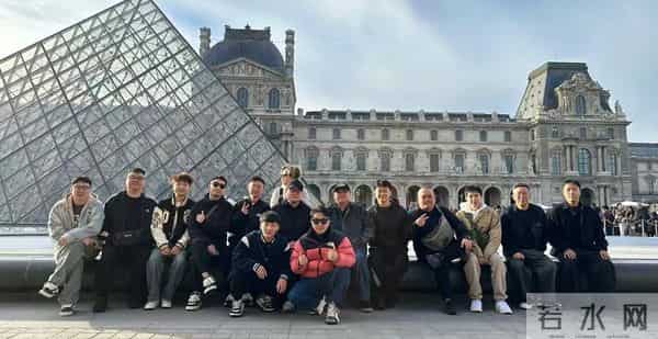 岳云鹏年底9场演出,远赴3个国家,妻子郑敏顶着一头黄发全程陪伴