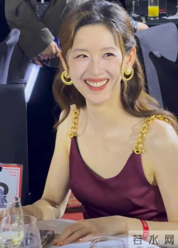 章泽天出席慈善拍卖会，被她笑起来的样子吓到，没网上吹嘘的漂亮