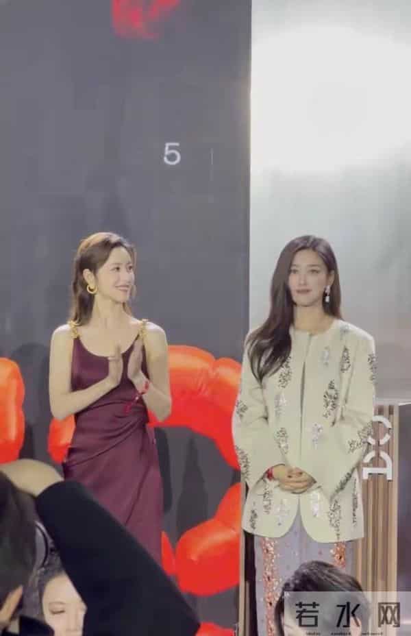 31岁章泽天穿酒红色长裙亮相活动,竟把风情万种的朱珠比下去了!