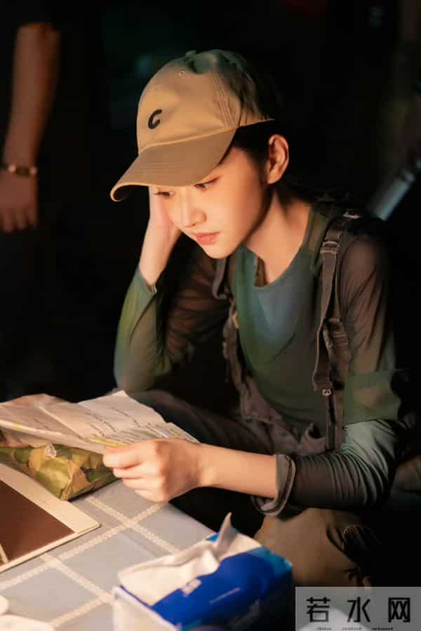 景甜今日剧照花絮,工作中的样子好美