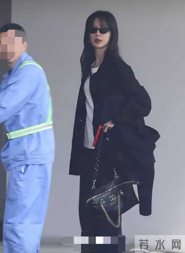 杨紫上海出发路透,穿黑色外套又酷又飒,瘦了很多看着更成熟了