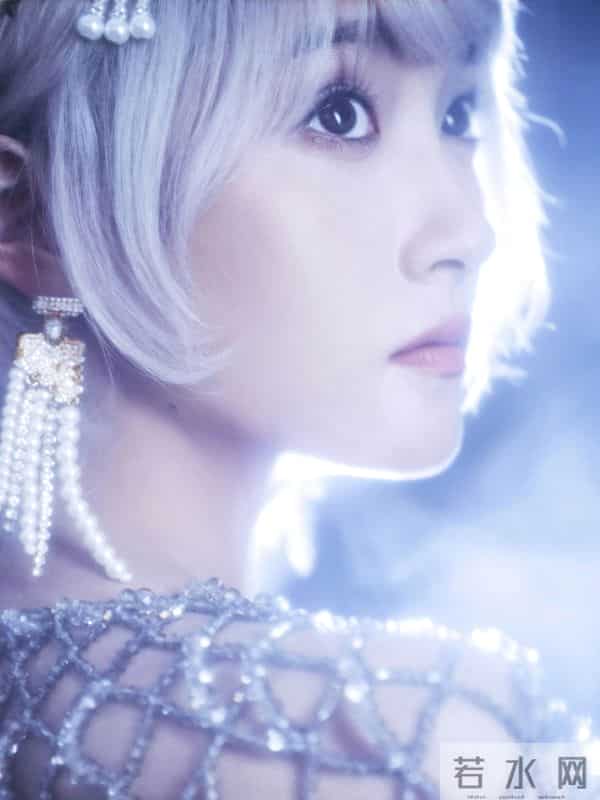 女明星，关晓彤，身材是极品的，充满诱惑，但脸就太幼态了！