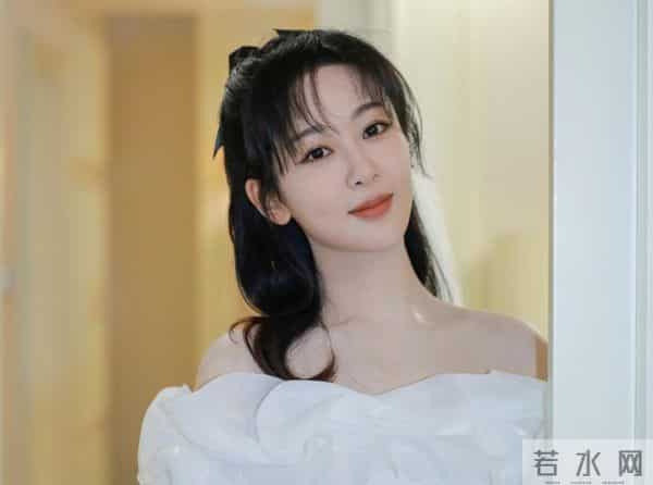 不瘦即失业？蒋欣的减肥深夜痛哭，撕开娱乐圈身材焦虑遮羞布