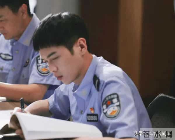 张若昀现身剪彩仪式,生图下脸肿胀,全是褶子,与精修图判若两人