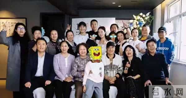 家宴现场感动全网!小海绵获赠珍贵礼物,黄晓明家族态度引人深思