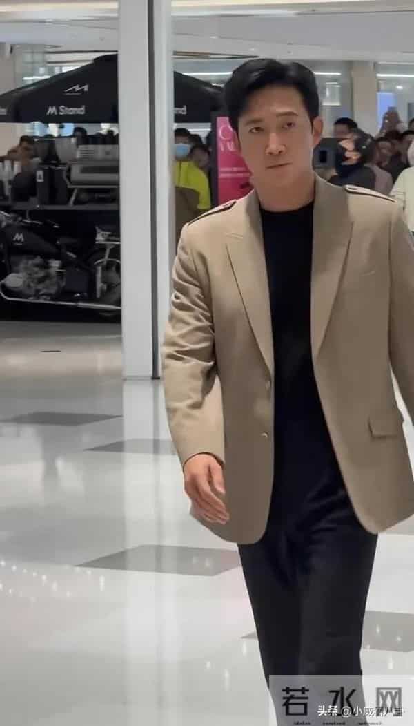 宁波万象城偶遇王阳和秦岚拍戏 王阳真人也太帅了 好有魅力 秦岚超美