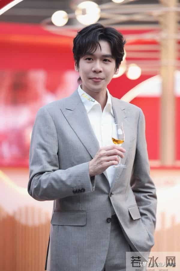 张若昀现身剪彩仪式,生图下脸肿胀,全是褶子,与精修图判若两人