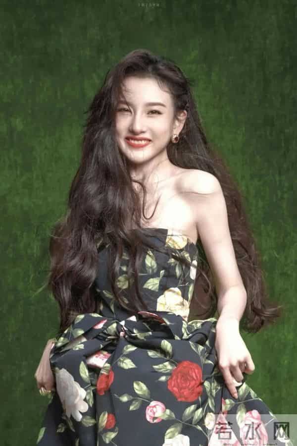 宋祖儿气质微卷发配抹胸花朵连衣裙,依旧很甜美有渲染力