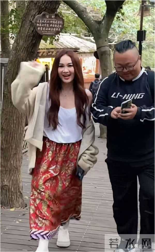 温碧霞普陀山造型大胆！59岁穿低胸吊带露臂,面部状态成热议话题