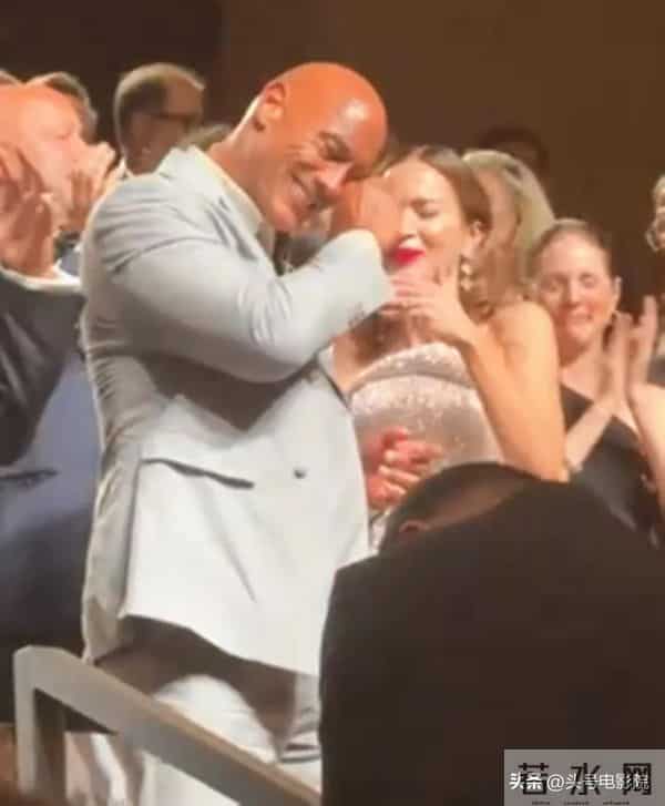 暴瘦54斤，巨石强森开拍新片：满脸皱纹！还要和小李子演黑帮电影