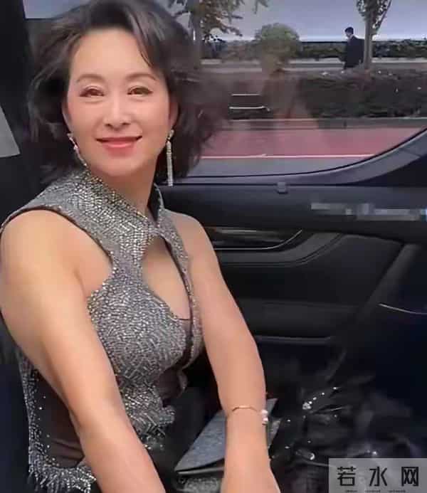 官媒认可,63岁何超琼再破天花板,让许晋亨和整个豪门圈沉默了