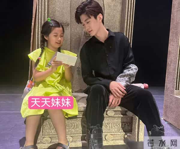 张亮儿子国外庆生，18岁天天租小房子环境简陋，和王诗龄差距大