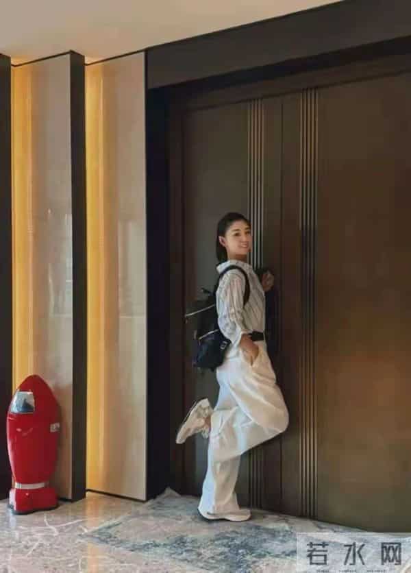 瘦死的骆驼比马!李小萌开五六百万劳斯莱斯逛街,王雷深藏不露