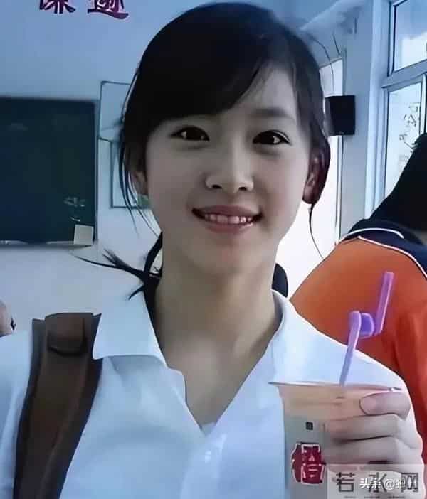 章泽天出席慈善拍卖会，被她笑起来的样子吓到，没网上吹嘘的漂亮