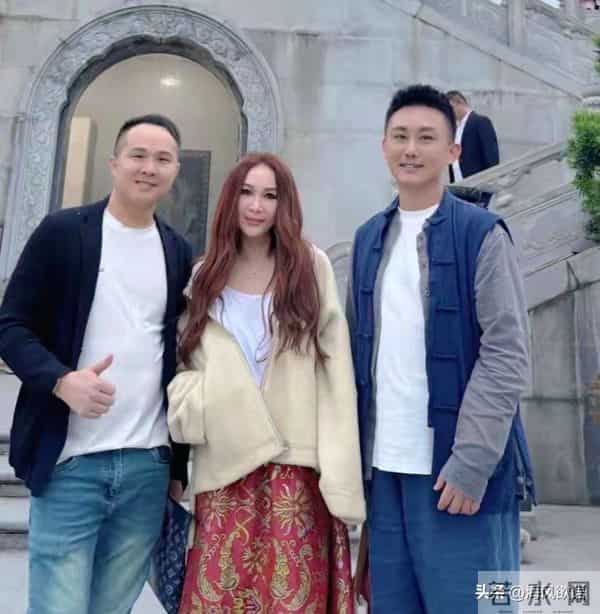 59岁温碧霞普陀山造型炸锅,低胸吊带露臂太敢穿,面部状态引争议