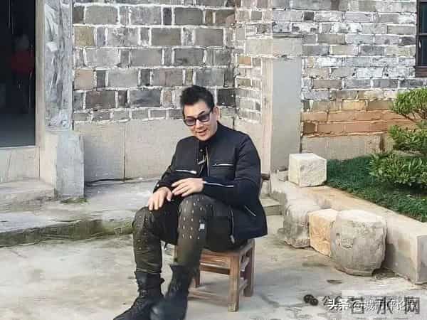 华语乐坛天王任贤齐：刚回到武汉老家！上山祭祖、品武汉美食！