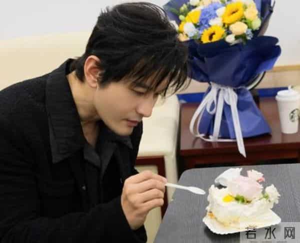 人走茶凉！黄晓明发文庆祝48岁生日，一人举着蛋糕略显“寒酸”