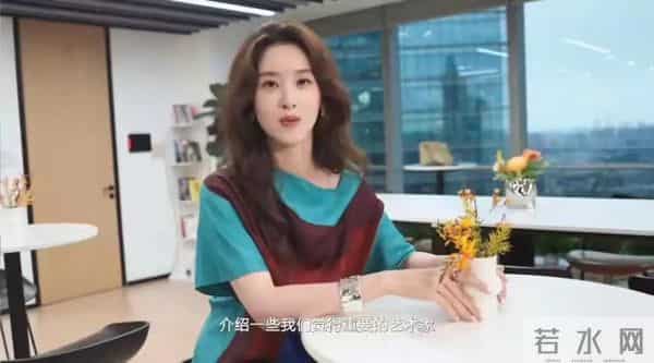 章泽天以总监身份拍杂志,每天7点起床看新闻,难怪刘强东自卑了