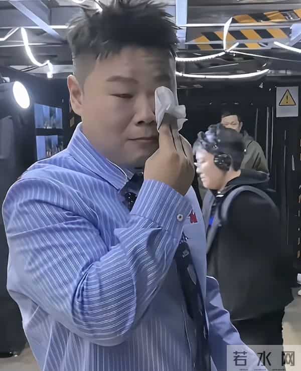 岳云鹏年底9场演出,远赴3个国家,妻子郑敏顶着一头黄发全程陪伴