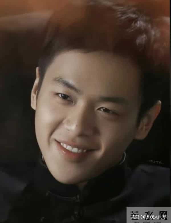 张若昀现身剪彩仪式,生图下脸肿胀,全是褶子,与精修图判若两人