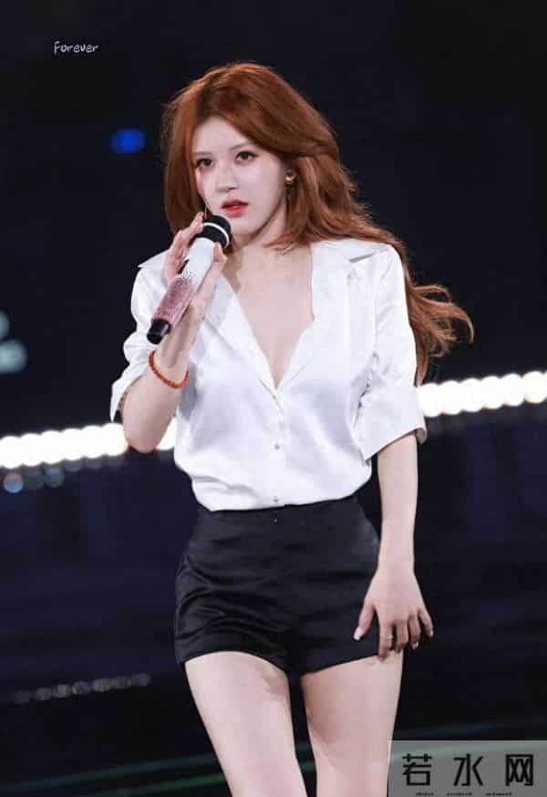 赵露思——好薄的一片,这体态好绝!