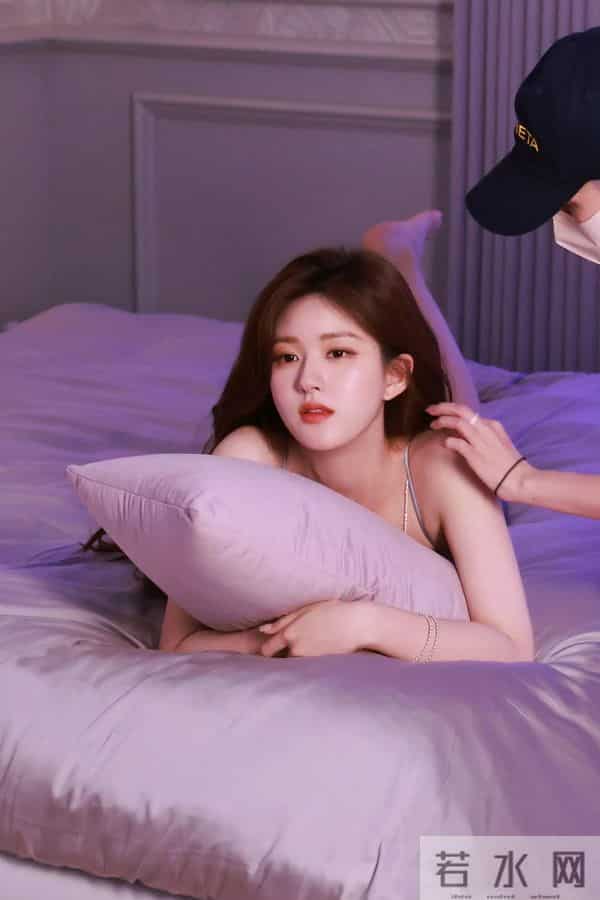 赵露思光脚丫很可爱